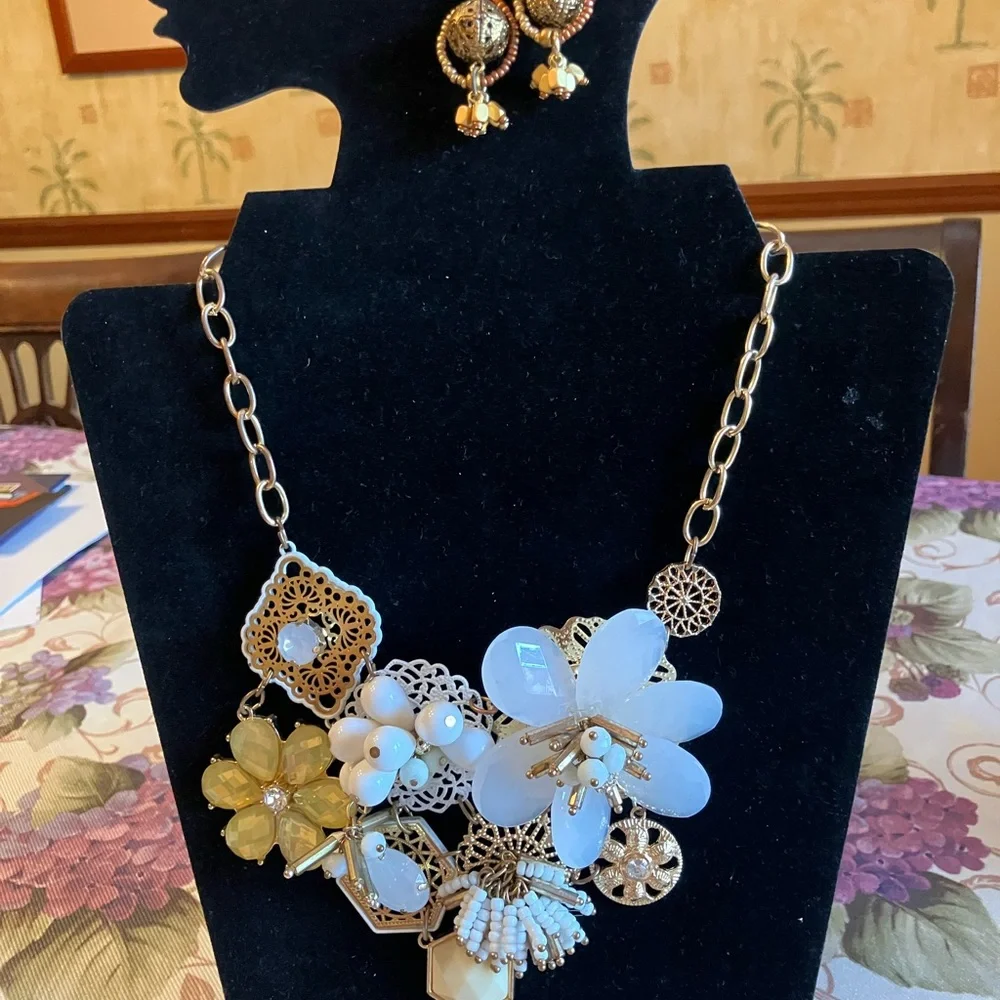 ———SOLD———-____\OPULENT FLORAL NECKLACE - Picture 5 of 12